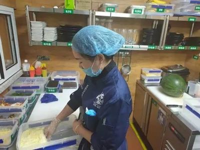 据平湖市市场监督管理局近日发布的食品安全红黑榜，本次共有7家餐饮单位被列入榜单，其中红榜单位3家、黑榜单位4家，相关检查环节以后厨实景拍摄的方式同步公开。餐饮企业后厨管理直接关系消费者用餐安全，本期榜单的评定侧重健康证持证情况、后厨保洁、食材储存、餐具消毒等指标，黑榜暴露出的问题集中在原料生熟混放、后厨卫生不达标、从业人员操作不规范等方面。
